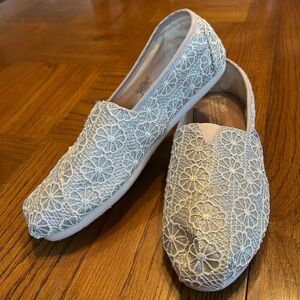 TOMS Women’s Size 7.5 - Silver Shimmer Beige/Cream Floral Lace - NEVER WORN